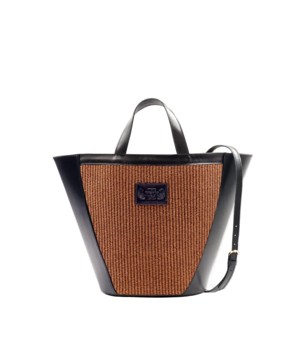 Rea shopper bag in marrone straw and black leather, in top handles and adjustable-detachable strap. inner pocket. the holy bag
Shopper τσάντα απο καφέ ψάθα και δέρμα, με αποσπώμενο λουράκι ώμου.
theholibag