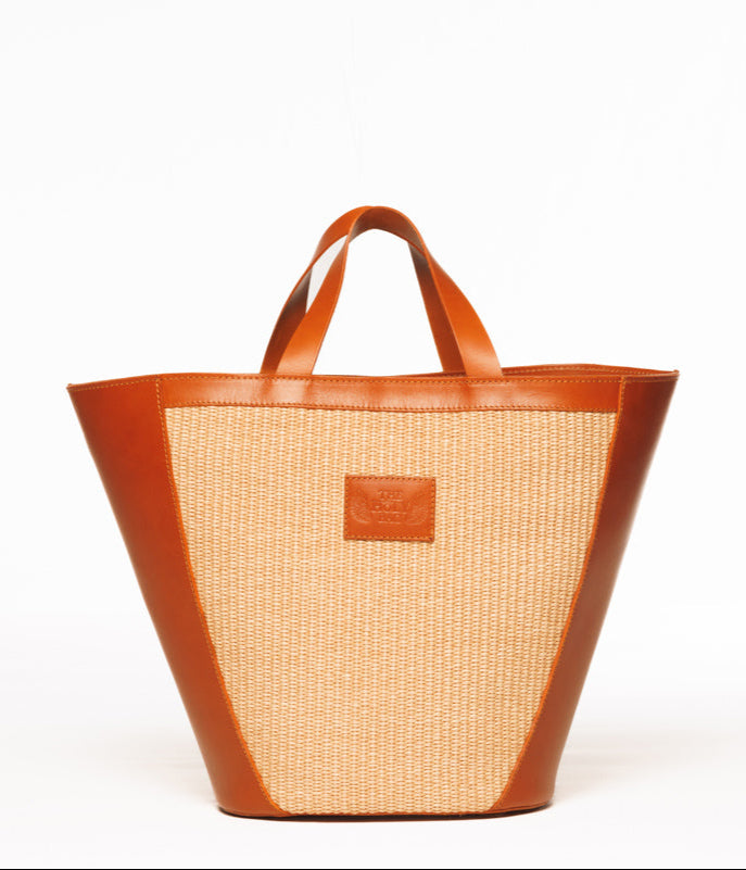 Rea shopping bag in natural color straw and tobacco leather. With two top handles and a shoulder strap. TheHolyBag
Τσάντα shopper απο ψάθα και ταμπά δέρμα. Με λαβές χειρός, εσωτερική τσέπη και λουράκι ώμου.
The Holy Bag