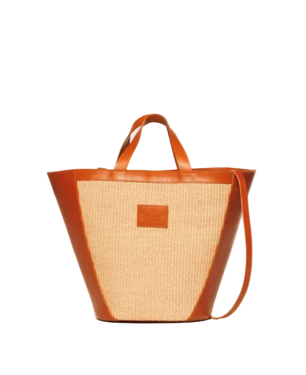 Rea shopping bag in natural color straw and tobacco leather. With two top handles and a shoulder strap. TheHolyBag
Τσάντα shopper απο ψάθα και ταμπά δέρμα. Με λαβές χειρός, εσωτερική τσέπη και λουράκι ώμου.
The Holy Bag