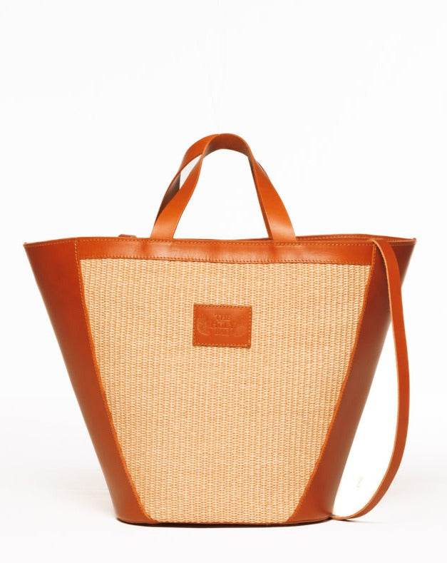 Rea shopping bag in marrone straw and black leather. With two top handles and a shoulder strap. TheHolyBag
Τσάντα shopper απο καφέ ψάθα και μαύρο δέρμα. Με λαβές χειρός, εσωτερική τσέπη και λουράκι ώμου.
The Holy Bag