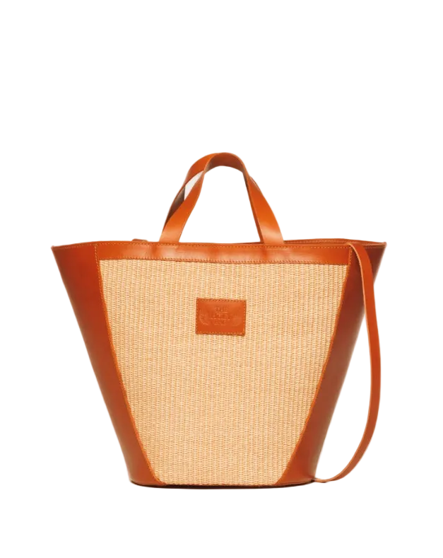 Rea shopping bag in natural color straw and tobacco leather. With two top handles and a shoulder strap. TheHolyBag
Τσάντα shopper απο ψάθα και ταμπά δέρμα. Με λαβές χειρός, εσωτερική τσέπη και λουράκι ώμου.
The Holy Bag