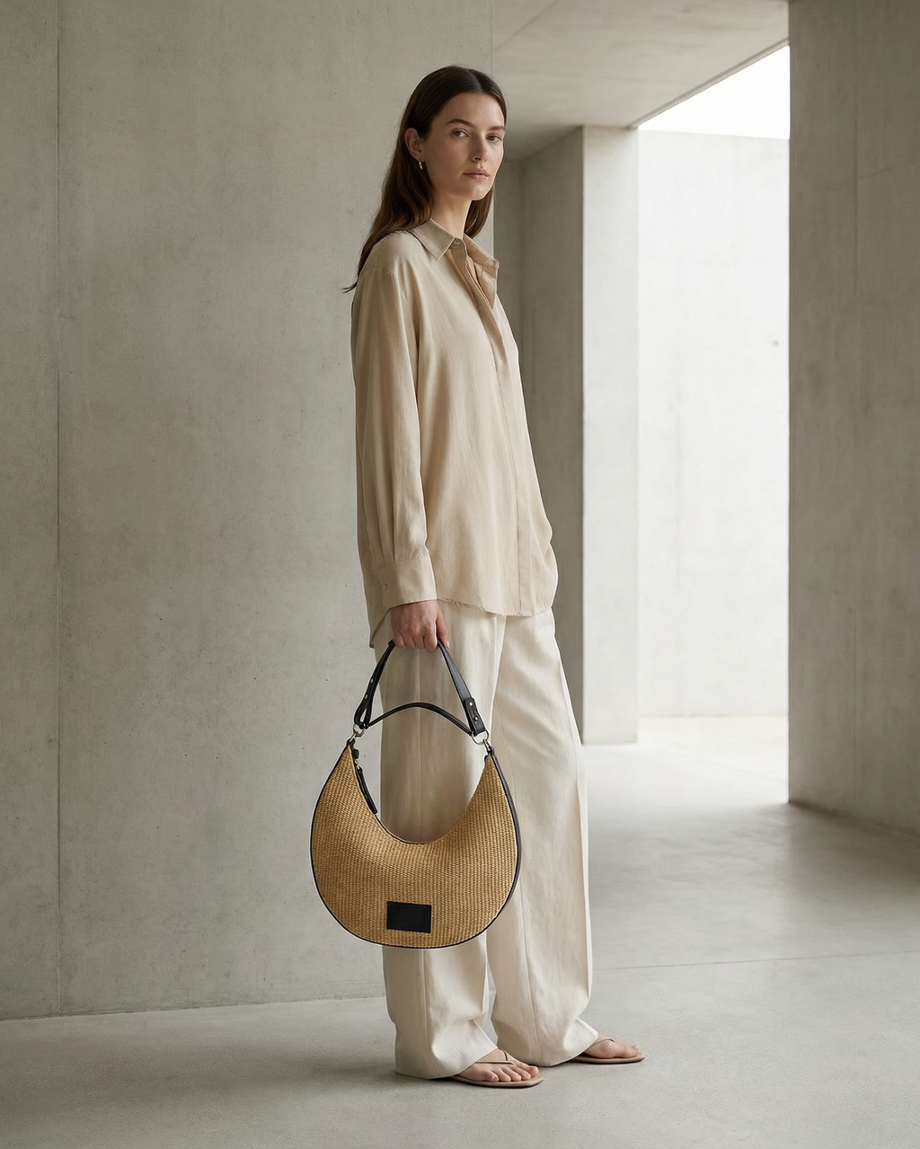 Straw and leather bag, zipper closure, one handle and an adjustable shoulder strap. Inner pocket, metallic details The Holy Bag
Τσάντα από ψάθα και δέρμα, με λαβή χειρός και λουράκι ώμου που αυξομειώνεται. Κλείσιμο με φερμουάρ, εσωτερική τσέπη The Holy Bag