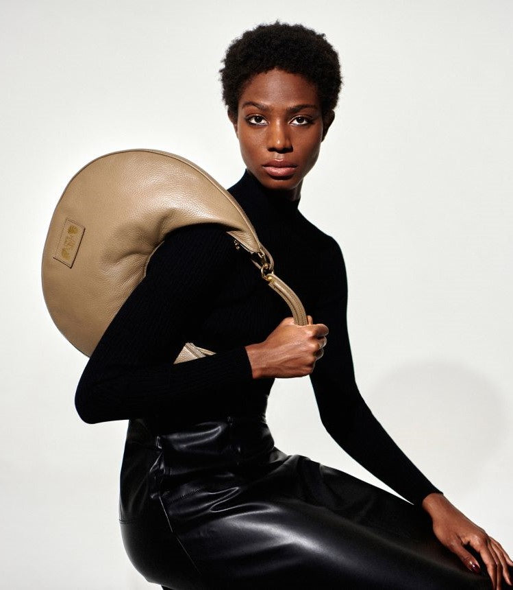 TheHolyBag Rita hobo τσάντα από μαλακό δέρμα, με λαβή και λουράκι ώμου. Κλείνει με φερμουάρ