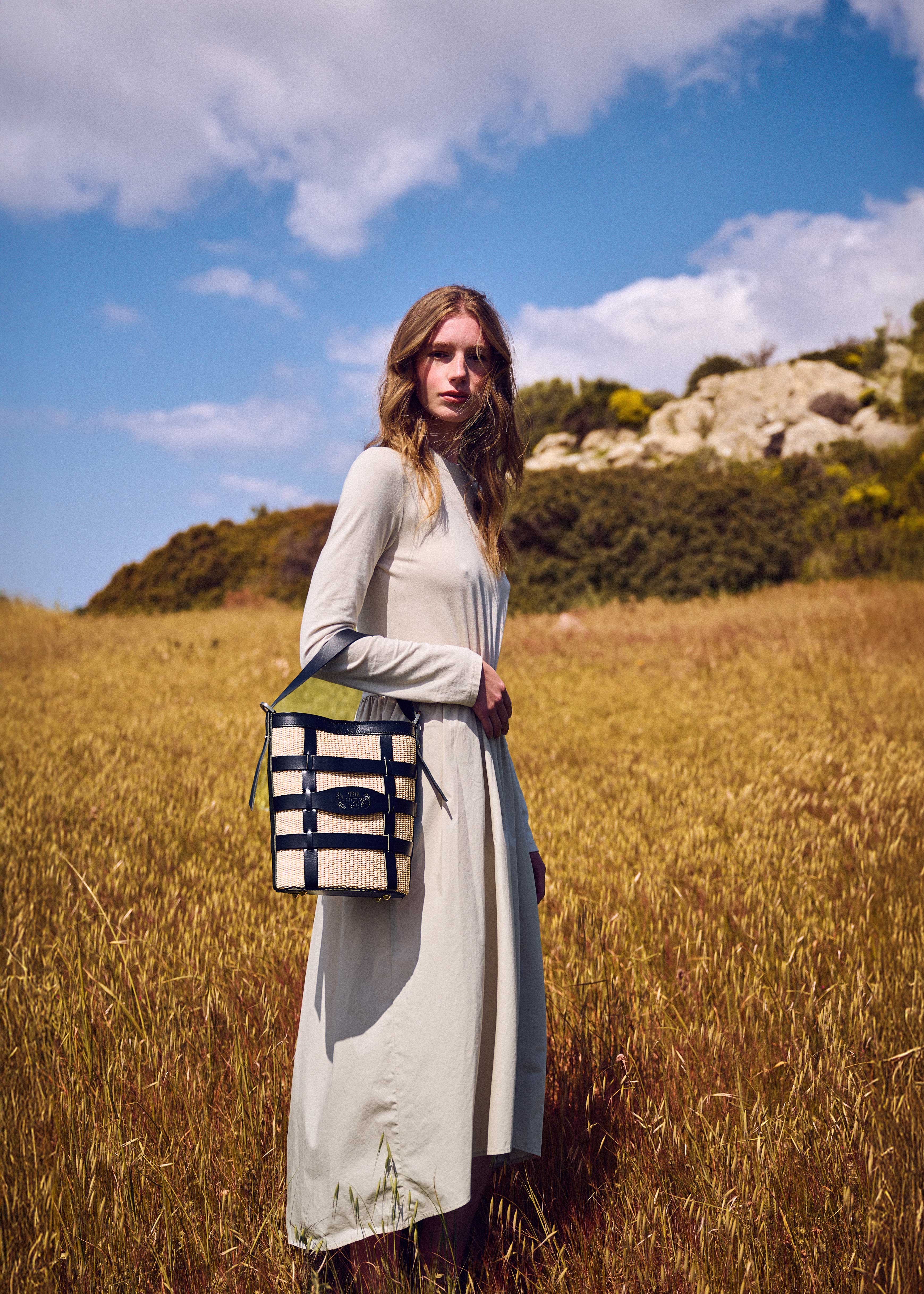 Theholybag Meltemi γυναικεία bucket τσάντα από ψάθα σε φυσικό χρώμα και μαύρο δέρμα 