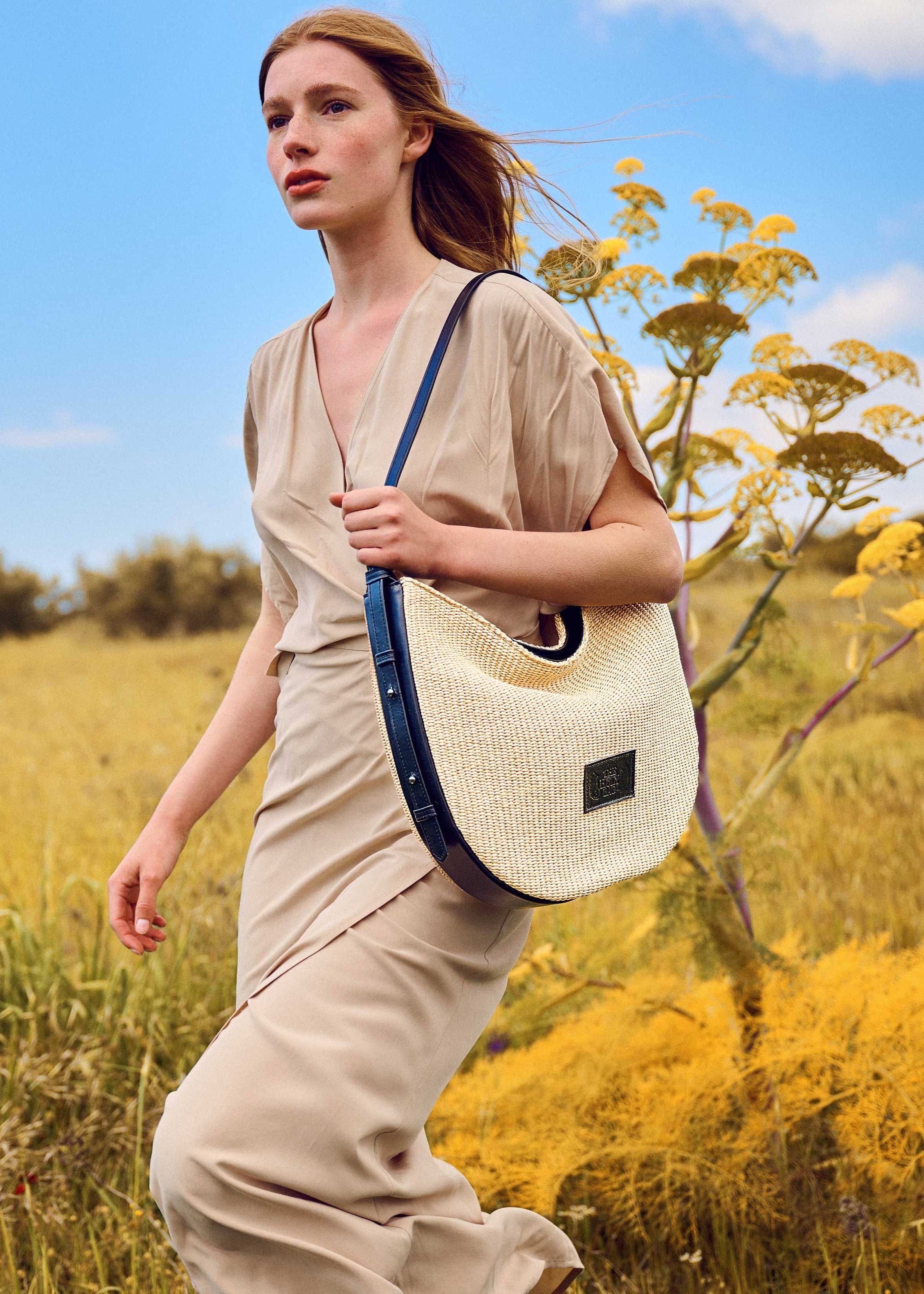theholybag γυναικεία τσάντα ώμου από ψάθα και μαύρο δέρμα με λουράκι που αυξομειώνεται