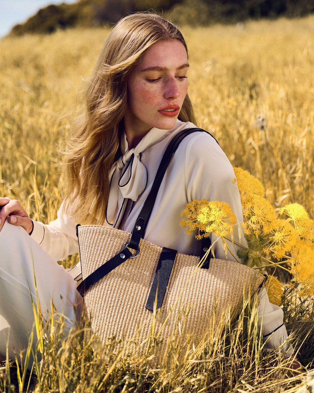 theholy bag γυναικεια τσαντα ώμου με διπλό λουράκι από ψάθα και μαύρο δέρμα με διακοσμητικό και μαγνήτη. Χειροποίητη στην Ελλάδα.
