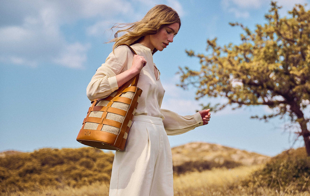 theholybag shopper τσάντα ώμου από ψάθα και ταμπά δέρμα, χειροποίητη, με αποσπωμενη εσωτερική θήκη. Κλείνει με μαγνήτη.