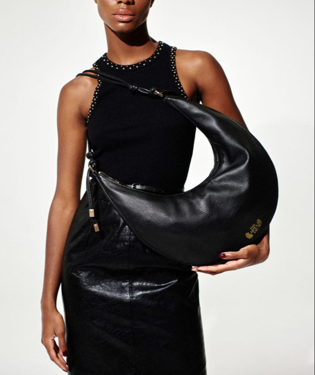 The Holy Bag- Leather hobo bag in black with zipper closure, Sophia