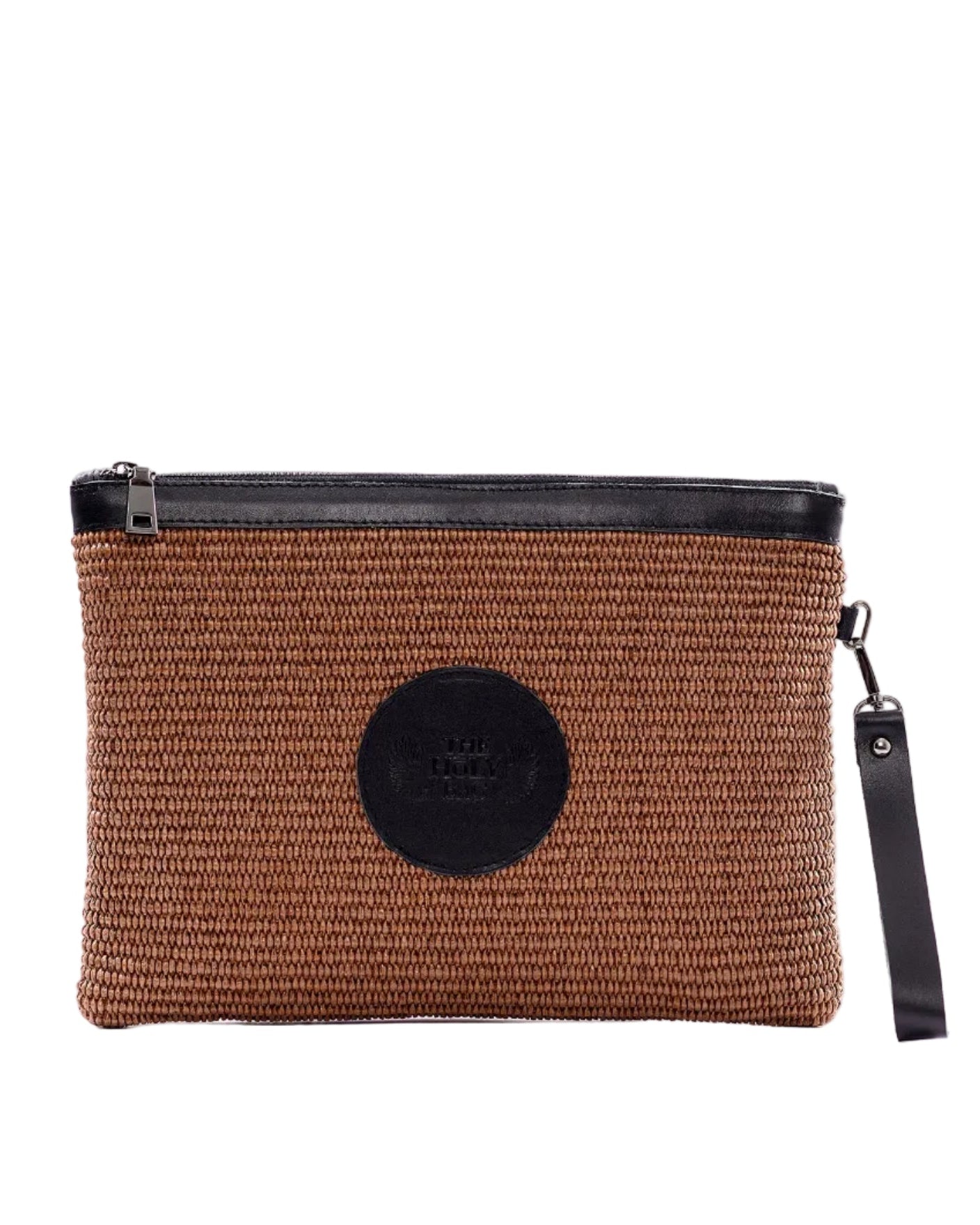 Clutch bag in marrone color straw and black leather, with a zipper and a side wrist handle. 
TheHolyBag 
Τσαντάκι από ψάθα και λεπτομέρειες από μαύρο δέρμα, με αποσπώμενο λουράκι για το χέρι. Κρατιέται μόνο του ή σαν pouch μέσα σε τσάντα. Με βαμβακερή επένδυση. Σε 5 χρώματα.  The Holy Bag 
