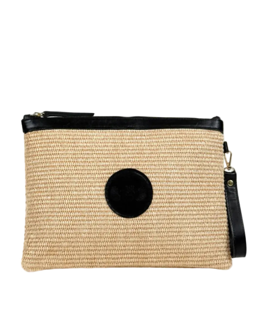 TheHolyBag Clutch γυναικείο τσαντάκι από ψάθα σε φυσικό χρώμα και μαύρο δέρμα με λουράκι χειρός στο πλάι. Κλείνει με φερμουάρ.