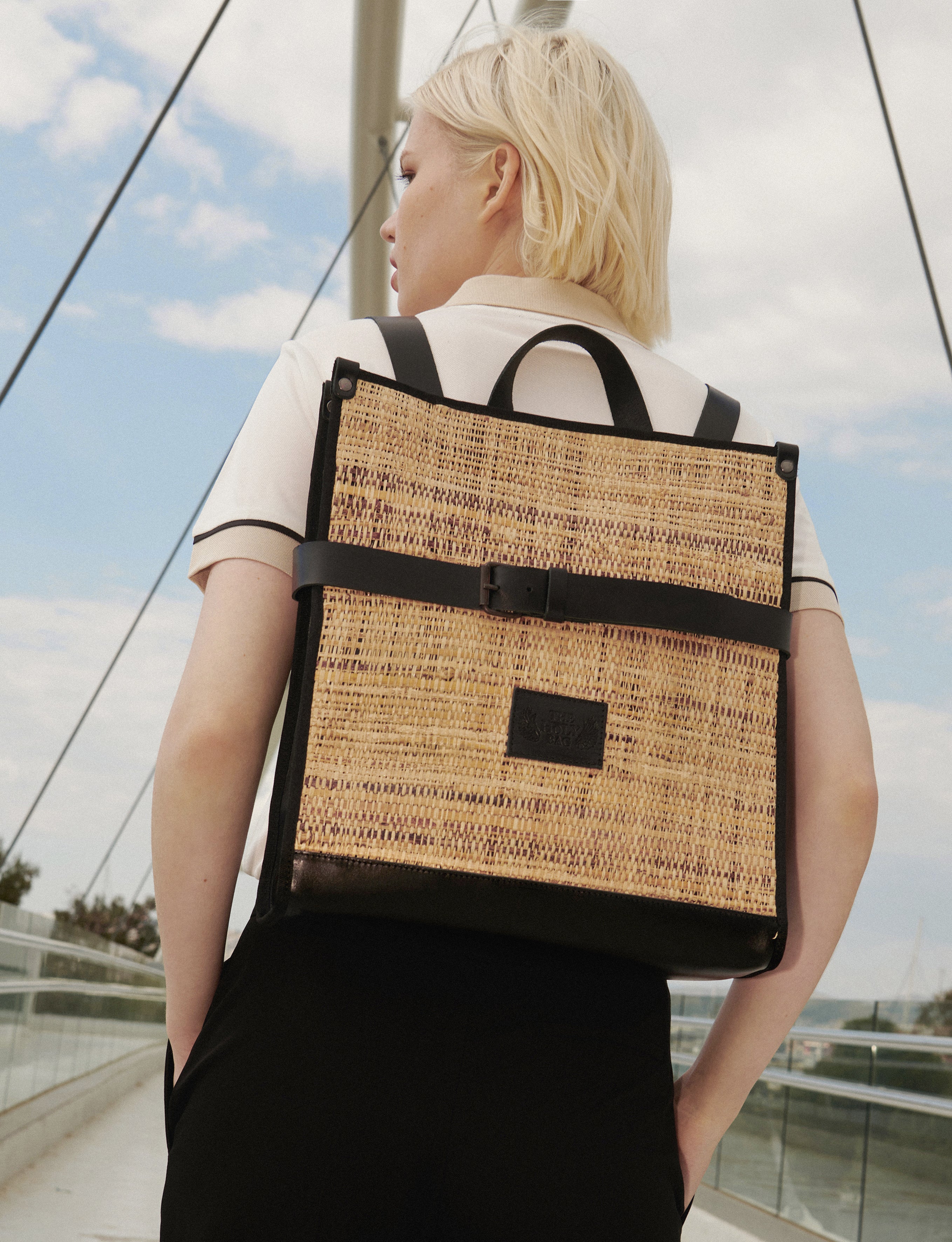 TheHolyBag Unisex σακίδιο πλάτης σε μαύρο δέρμα και ψάθα, με top handle και οριζόντιο λουράκι για εξτρα ασφάλεια. Με λουράκια πλάτης που αυξομειώνονται. 