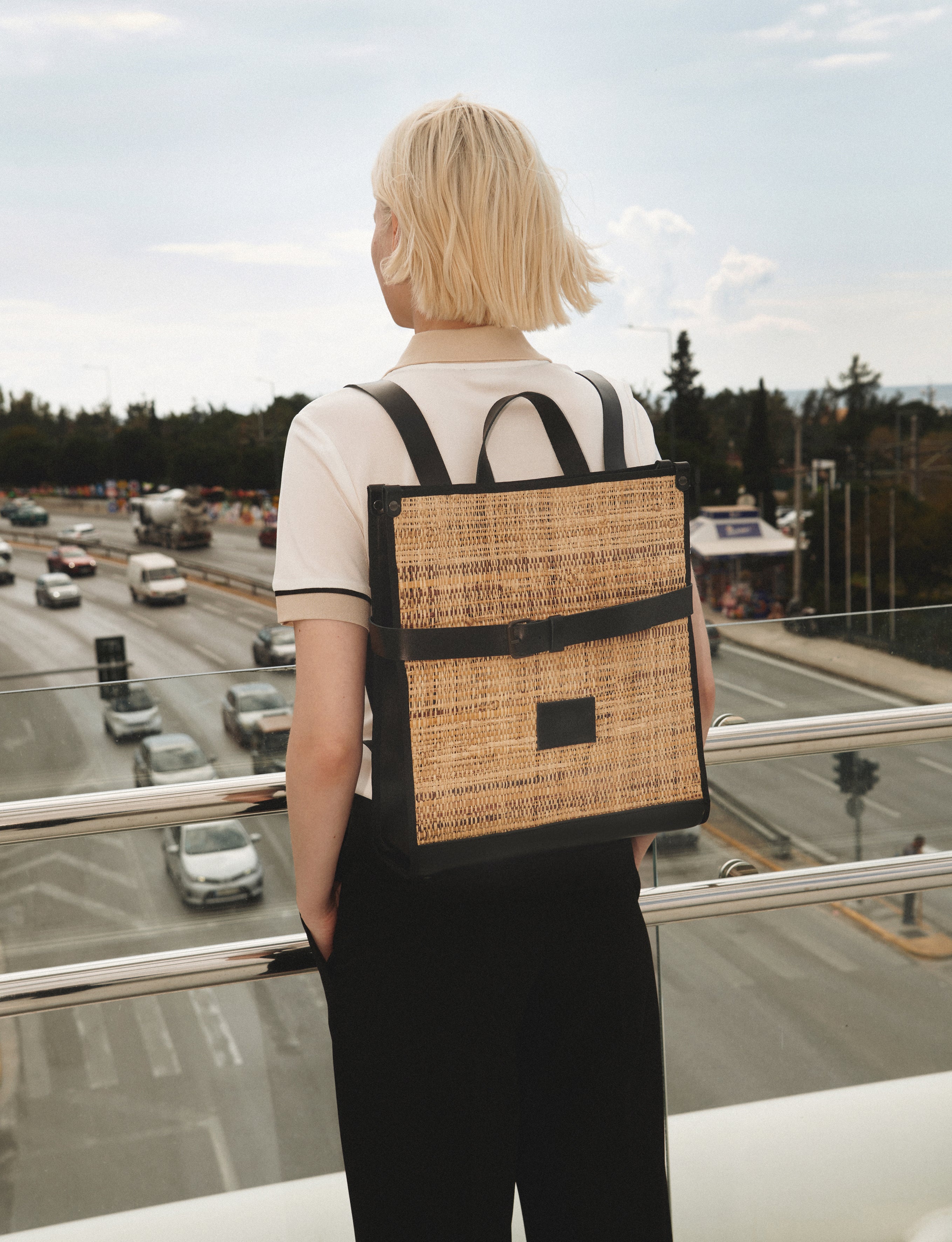 TheHolyBag Unisex σακίδιο πλάτης σε μαύρο δέρμα και ψάθα, με top handle και οριζόντιο λουράκι για εξτρα ασφάλεια. Με λουράκια πλάτης που αυξομειώνονται. 