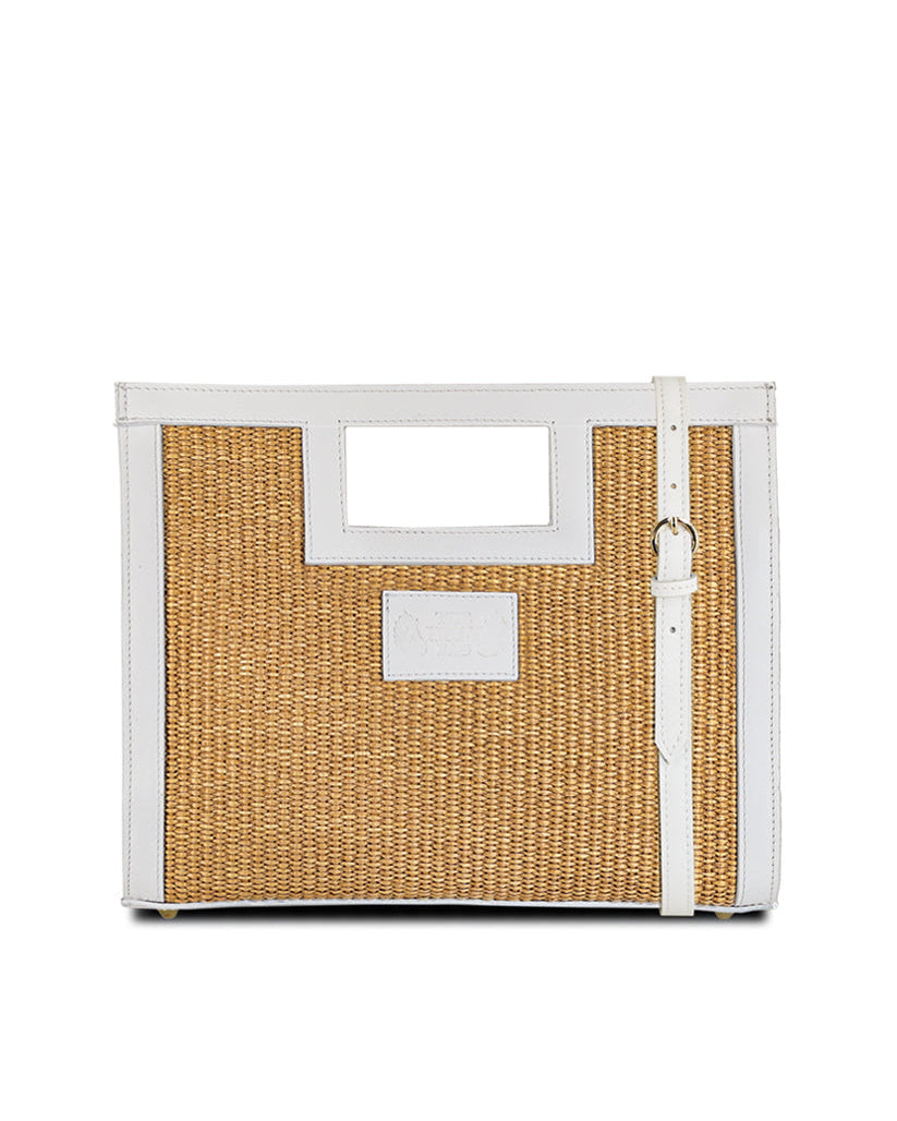 Square bag with square handle in straw and white leather, with inner pocket and a shoulder strap The Holy Bag
Τσάντα από ψάθα και λευκό δέρμα με τετράγωνη λαβή και αποσπώμενο λουράκι ώμου. The Holy Bag