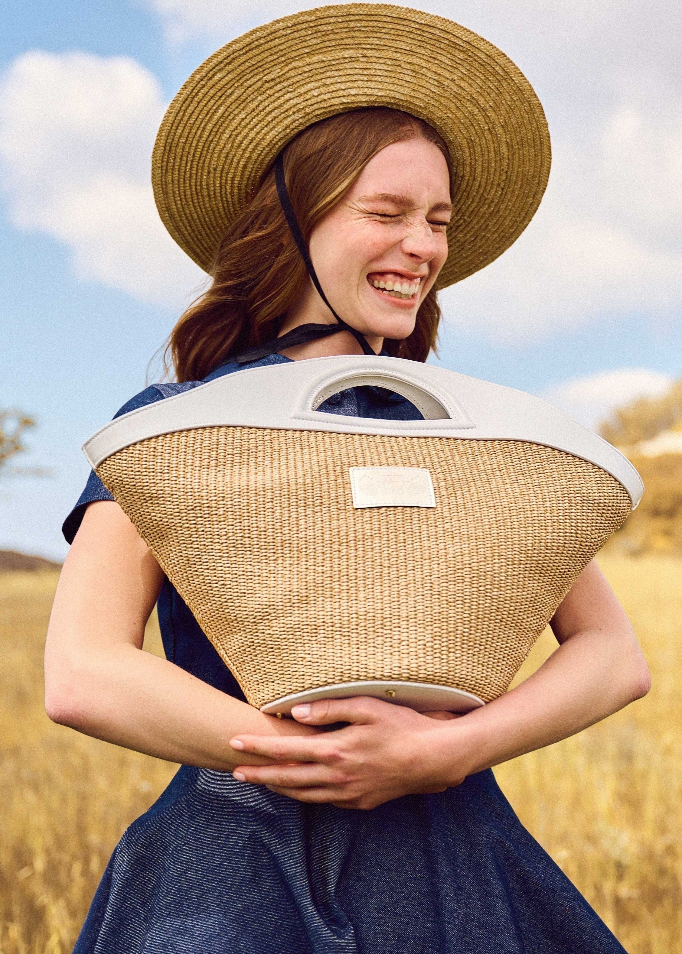 theholybag luxury γυναικεία τσάντα από ψάθα και δέρμα με αποσπώμενο λουρκι ώμου. Χειροποίητη στην Ελλάδα.