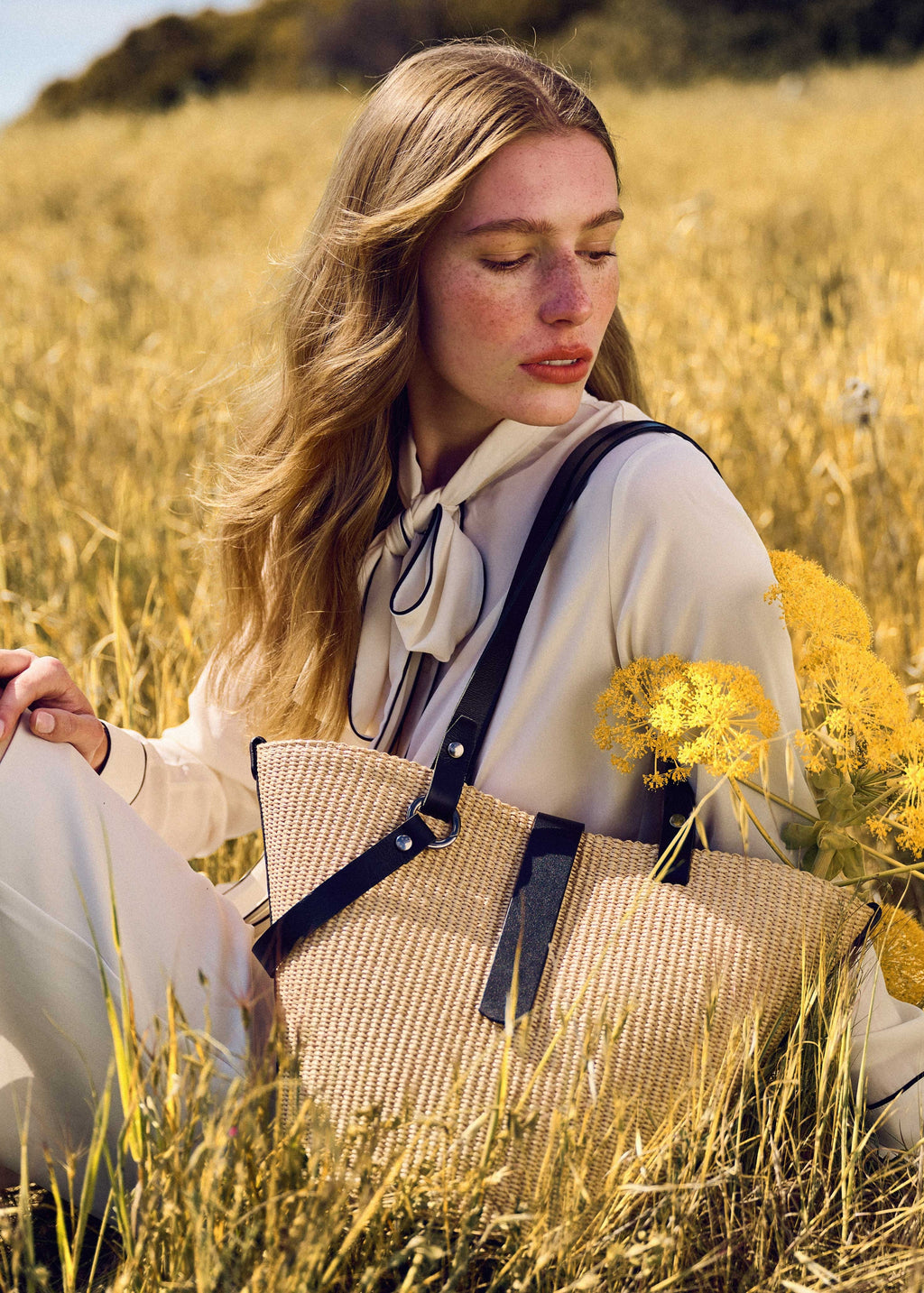 theholy bag γυναικεια τσαντα ώμου με διπλό λουράκι από ψάθα και μαύρο δέρμα με διακοσμητικό και μαγνήτη