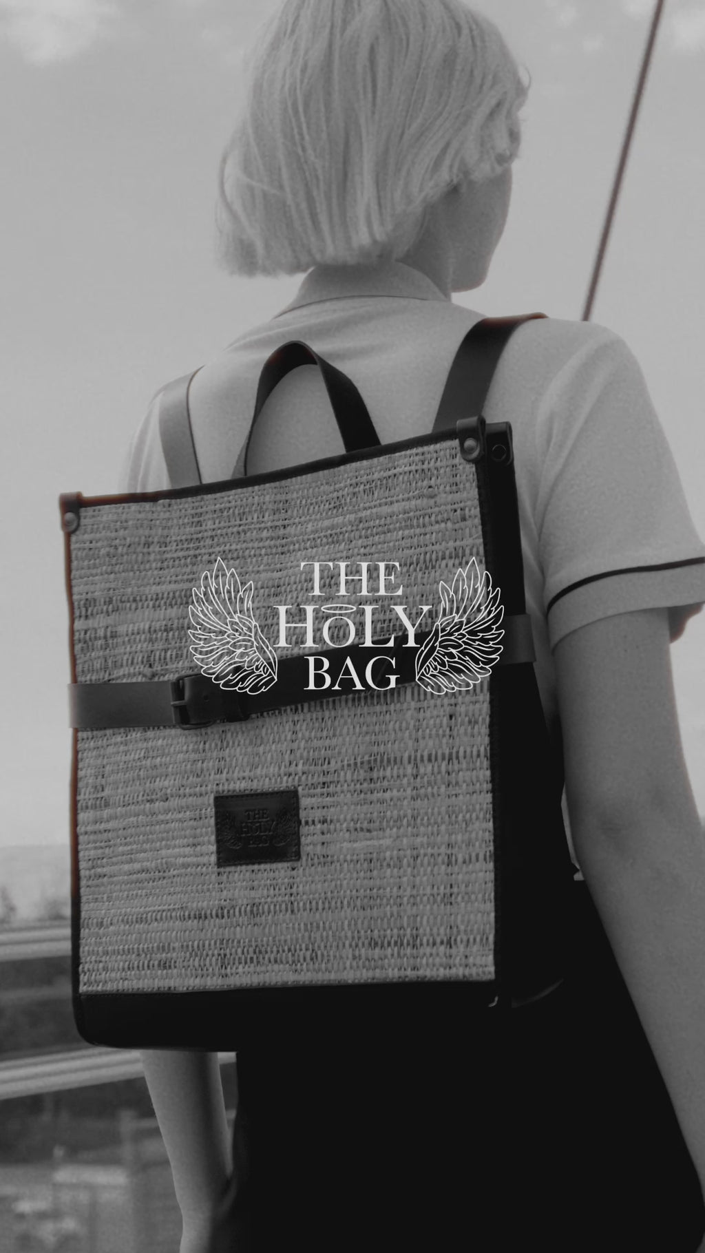 Video TheHolyBag Unisex σακίδιο πλάτης σε μαύρο δέρμα και ψάθα, με top handle και οριζόντιο λουράκι για εξτρα ασφάλεια. Με λουράκια πλάτης που αυξομειώνονται. 