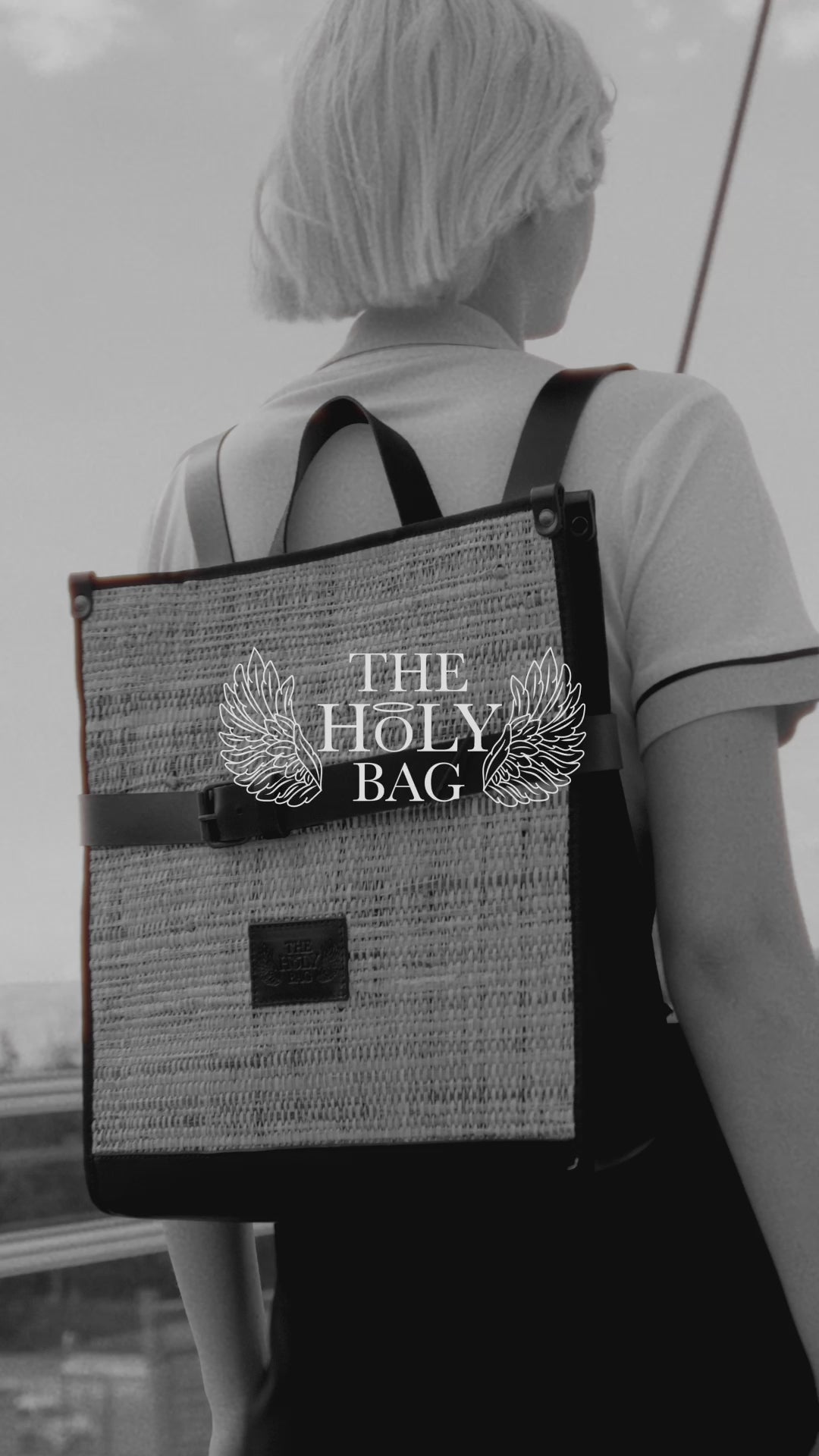 Video TheHolyBag Unisex σακίδιο πλάτης σε μαύρο δέρμα και ψάθα, με top handle και οριζόντιο λουράκι για εξτρα ασφάλεια. Με λουράκια πλάτης που αυξομειώνονται. 