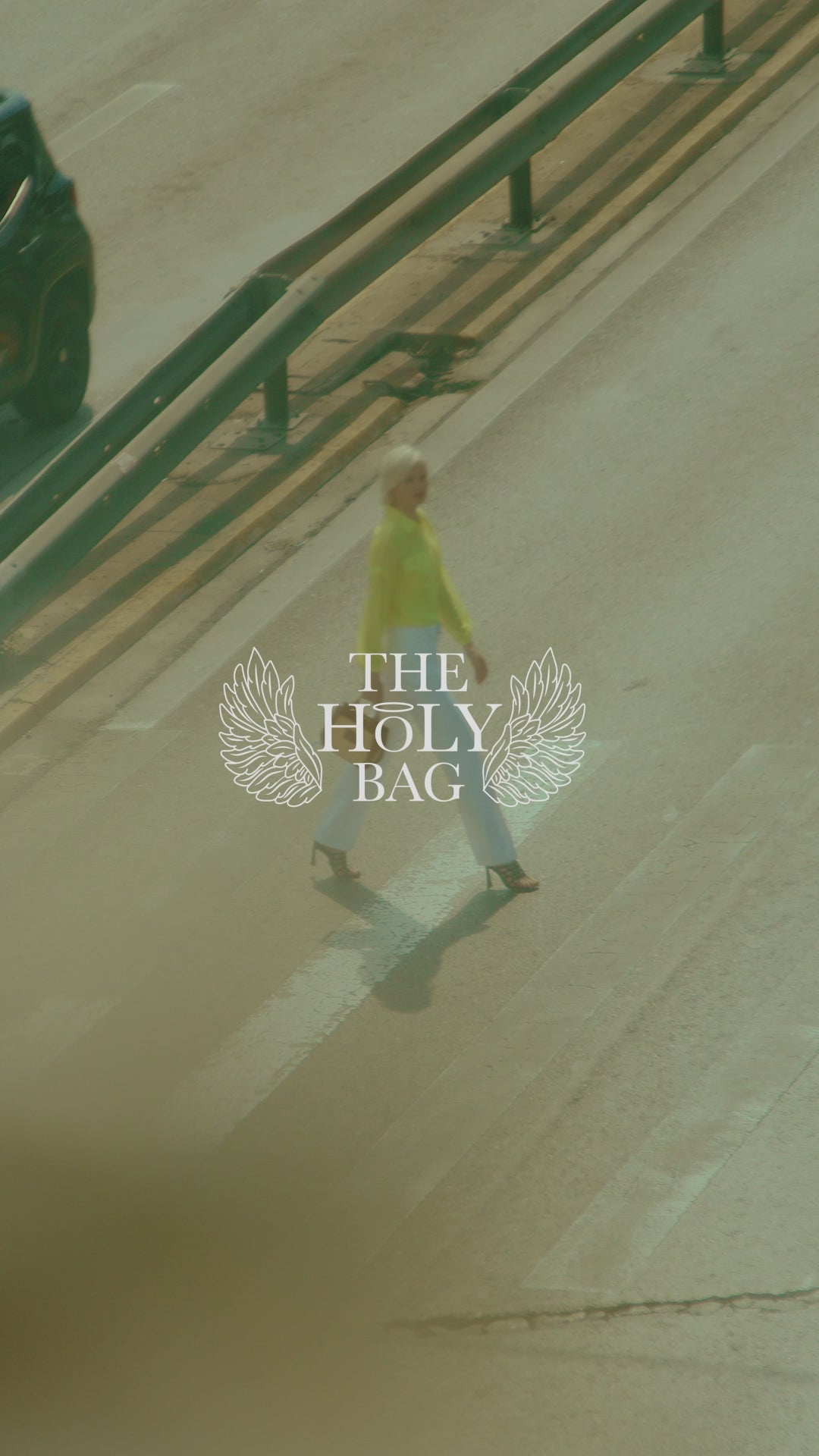 TheHolyBag Γυναικεία τσάντα με ασύμμετρες γωνίες, από ψάθα και ταμπά δέρμα με top handles και αποσπώμενο λουρακι ώμου. 