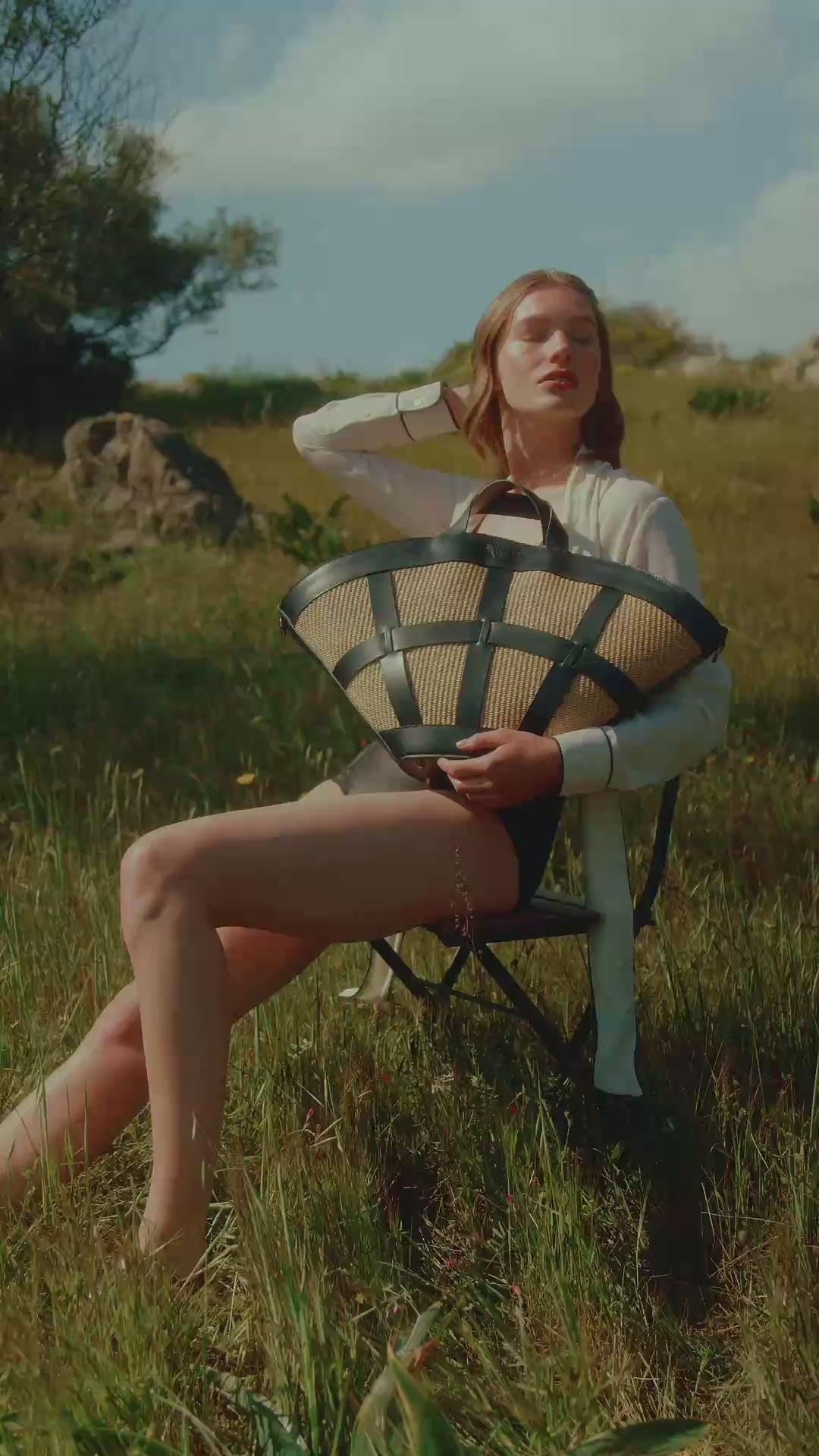 Video Kochyli  black leather and straw woman bag