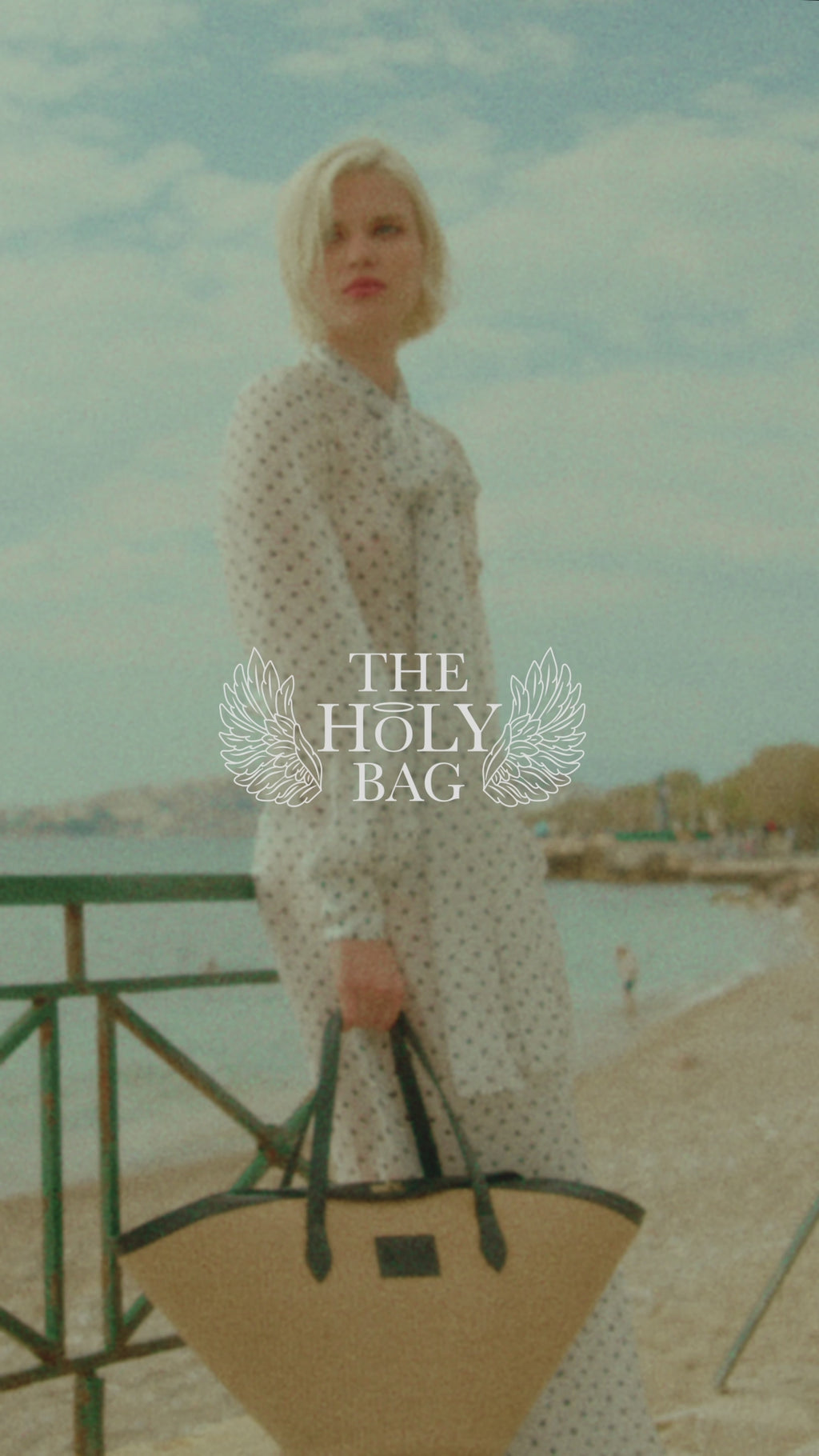 TheHolyBag Μεγάλη τσάντα ώμου με ασύμμετρο καπάκι, από ψάθα και μαύρο δέρμα.