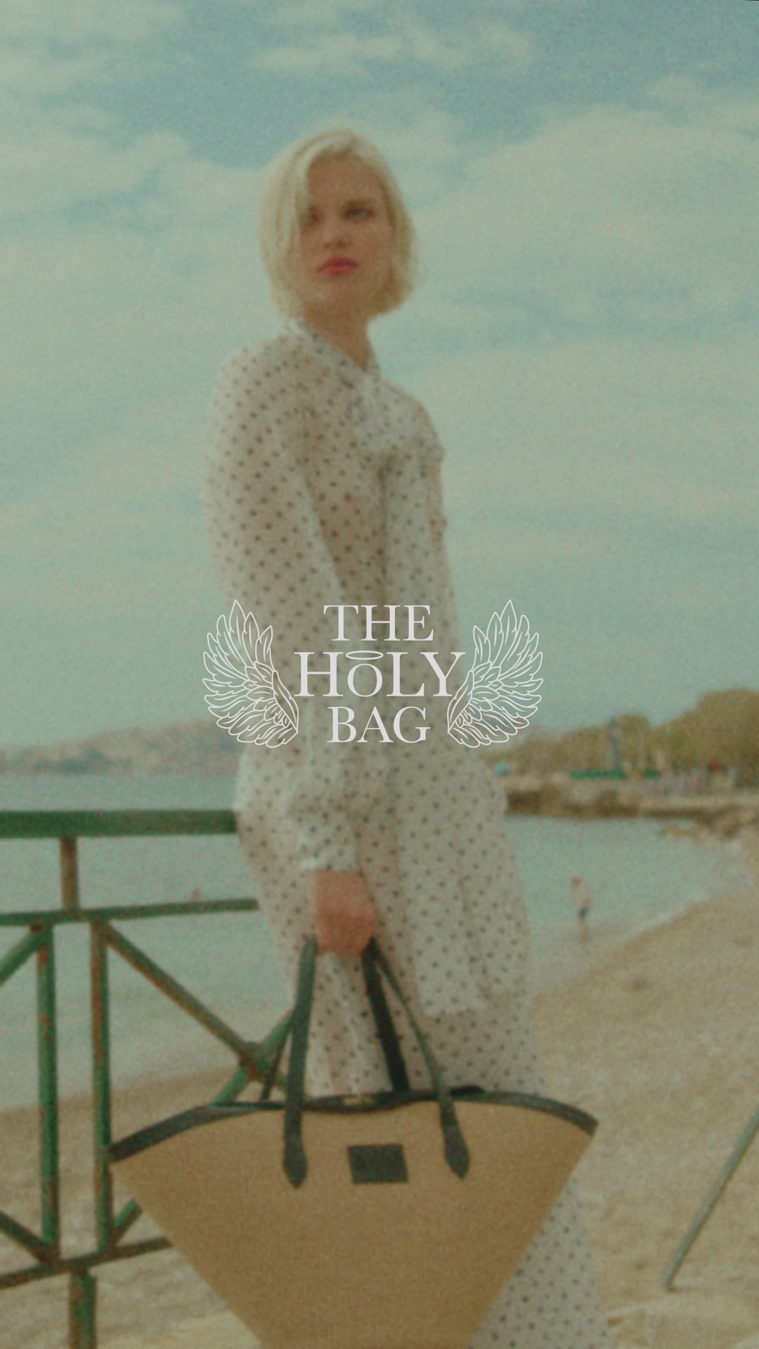 TheHolyBag Μεγάλη τσάντα ώμου με ασύμμετρο καπάκι, από ψάθα και μαύρο δέρμα.