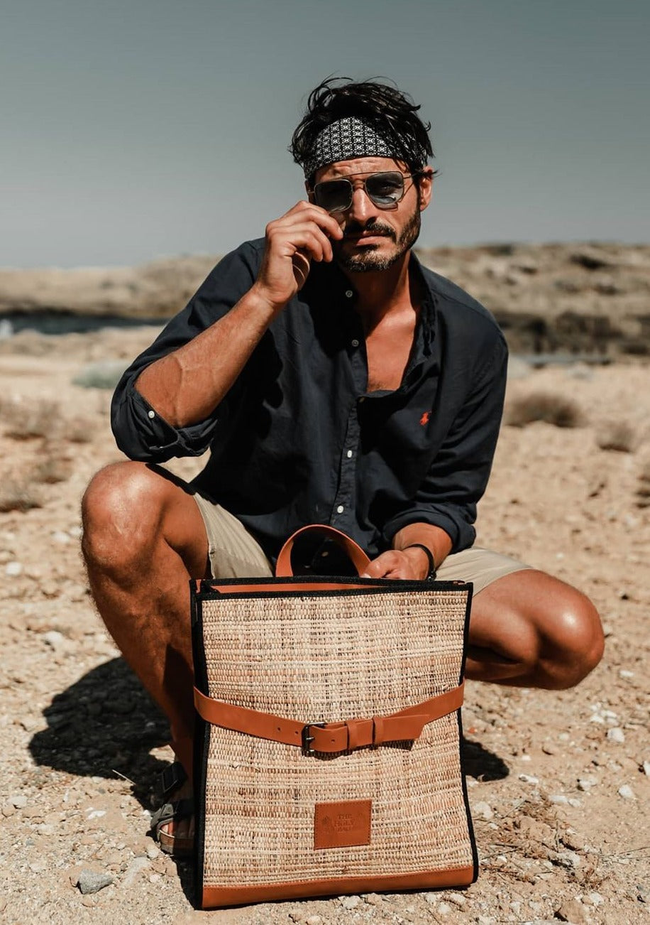 TheHolyBag Unisex σακίδιο πλάτης σε ταμπά δέρμα και ψάθα, με top handle και οριζόντιο λουράκι για εξτρα ασφάλεια. Με λουράκια πλάτης που αυξομειώνονται. 
