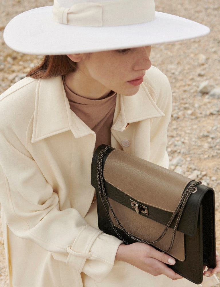 Amfitrite leather shoulder bag with chain shoulder strap, flap, inner pocket and an open pocket on the back - The Holy Bag
Δερμάτινη τσάντα ώμου με αλυσίδα, με εσωτερική επένδυση από δερμα. Με εσωτερική και εξωτερική τσέπη στην μπροστά. The Holy Bag