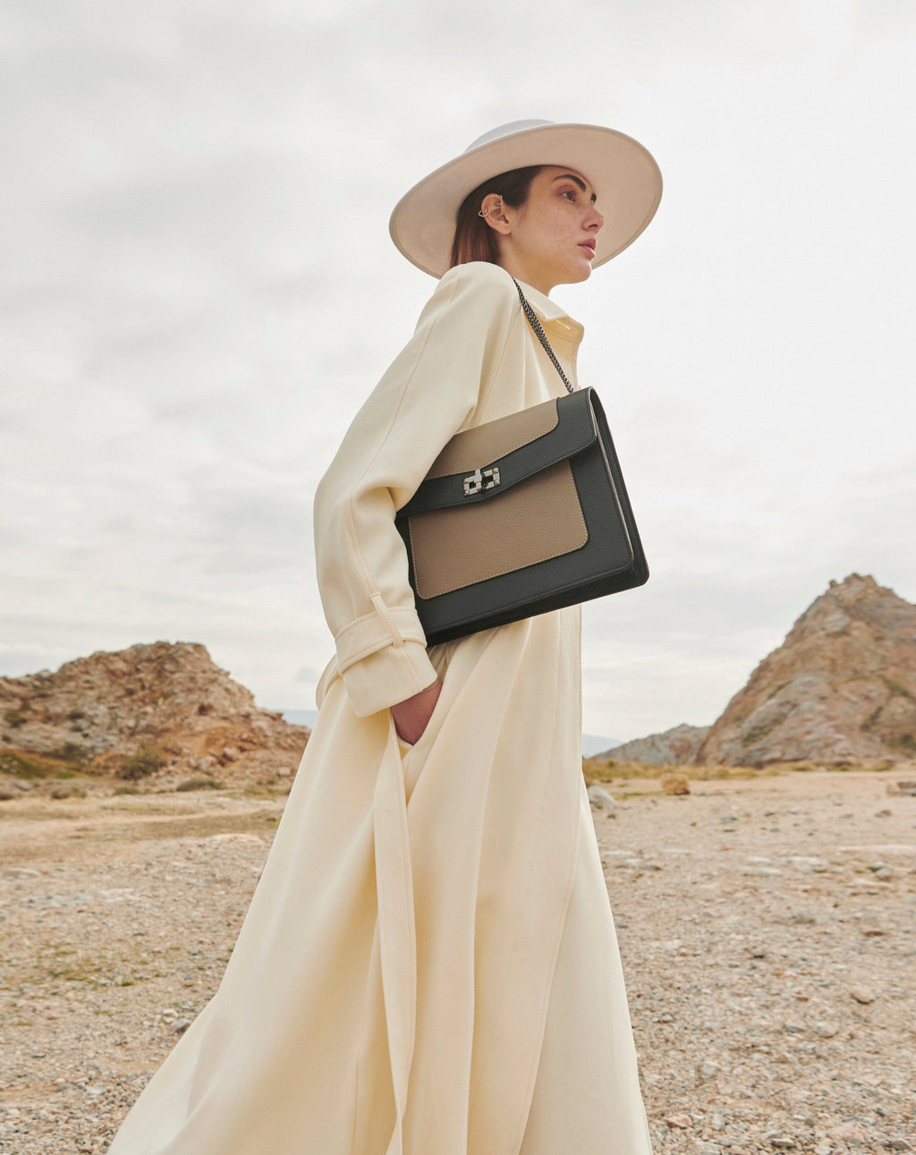 Amfitrite leather shoulder bag with chain shoulder strap, flap, inner pocket and an open pocket on the back - The Holy Bag
Δερμάτινη τσάντα ώμου με αλυσίδα, με εσωτερική επένδυση από δερμα. Με εσωτερική και εξωτερικές τσέπες. The Holy Bag