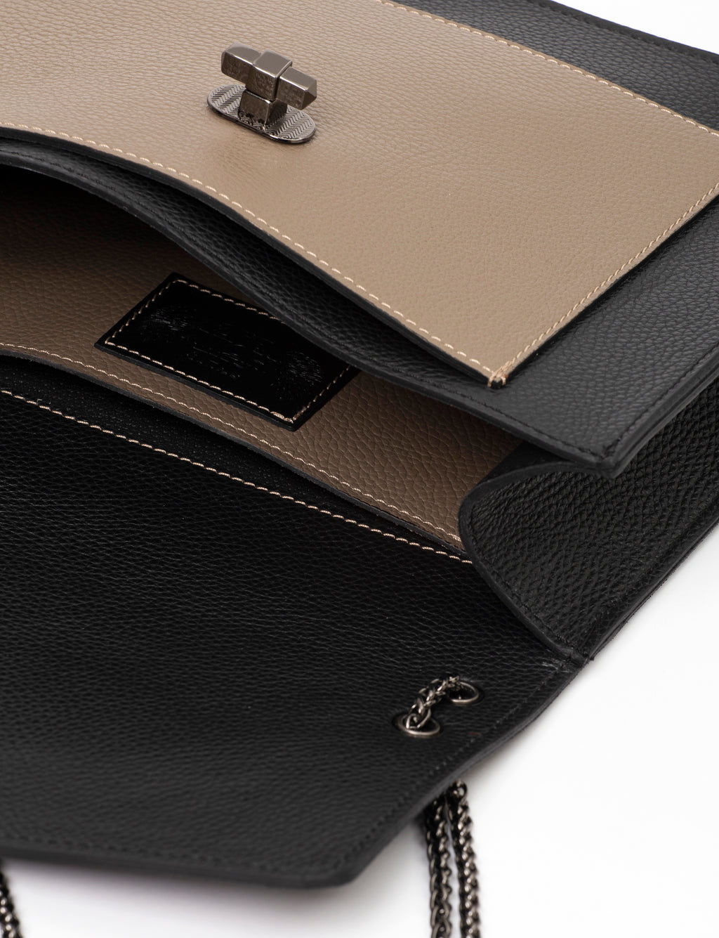 Amfitrite leather shoulder bag with chain shoulder strap, flap, inner pocket and an open pocket on the back - The Holy Bag
Δερμάτινη τσάντα ώμου με αλυσίδα, με εσωτερική επένδυση από δερμα. Με εσωτερική και εξωτερική τσέπη μπροστά. The Holy Bag