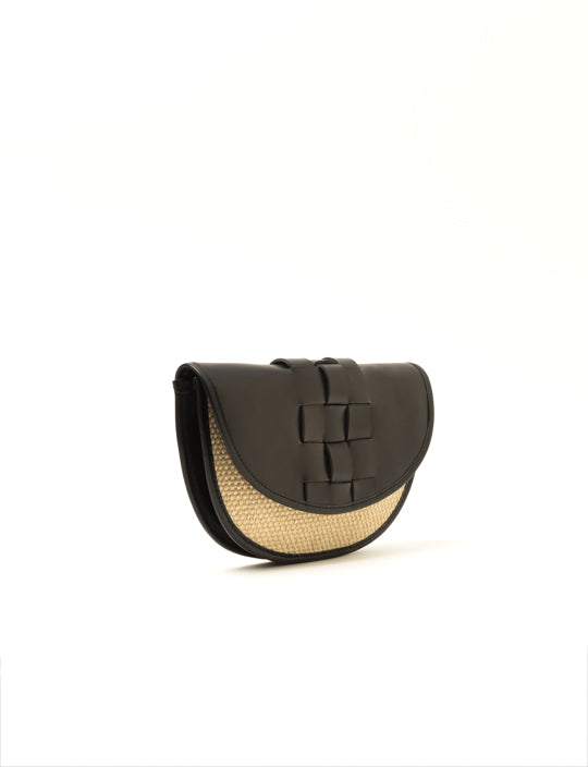 TheHolyBag Γυναικείο τσαντάκι από ψάθα και μαύρο δέρμα, φοριέται στη μέση και χιαστί. Με καπάκι από χειροποίητη δερμάτινη πλέξη. Το λουράκι αφαιρείται για να την κρατήσεις σαν clutch.
Belt and Crossbody bag in straw and leather knitted by hand, Androniki - The Holy Bag