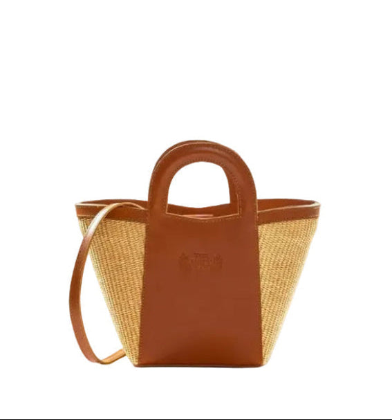 Γυναικεία shopper τσάντα από ψάθα σε φυσικό χρώμα με ταμπά βακέτα, εσωτερική τσέπη, λαβές χειρός και αποσπώμενο λουράκι ώμου.
TheHolyBag
Shopper bag in natural color straw, tobacco vachetta leather, inner pocket, top handles and a detachable shoulder strap. The Holy Bag