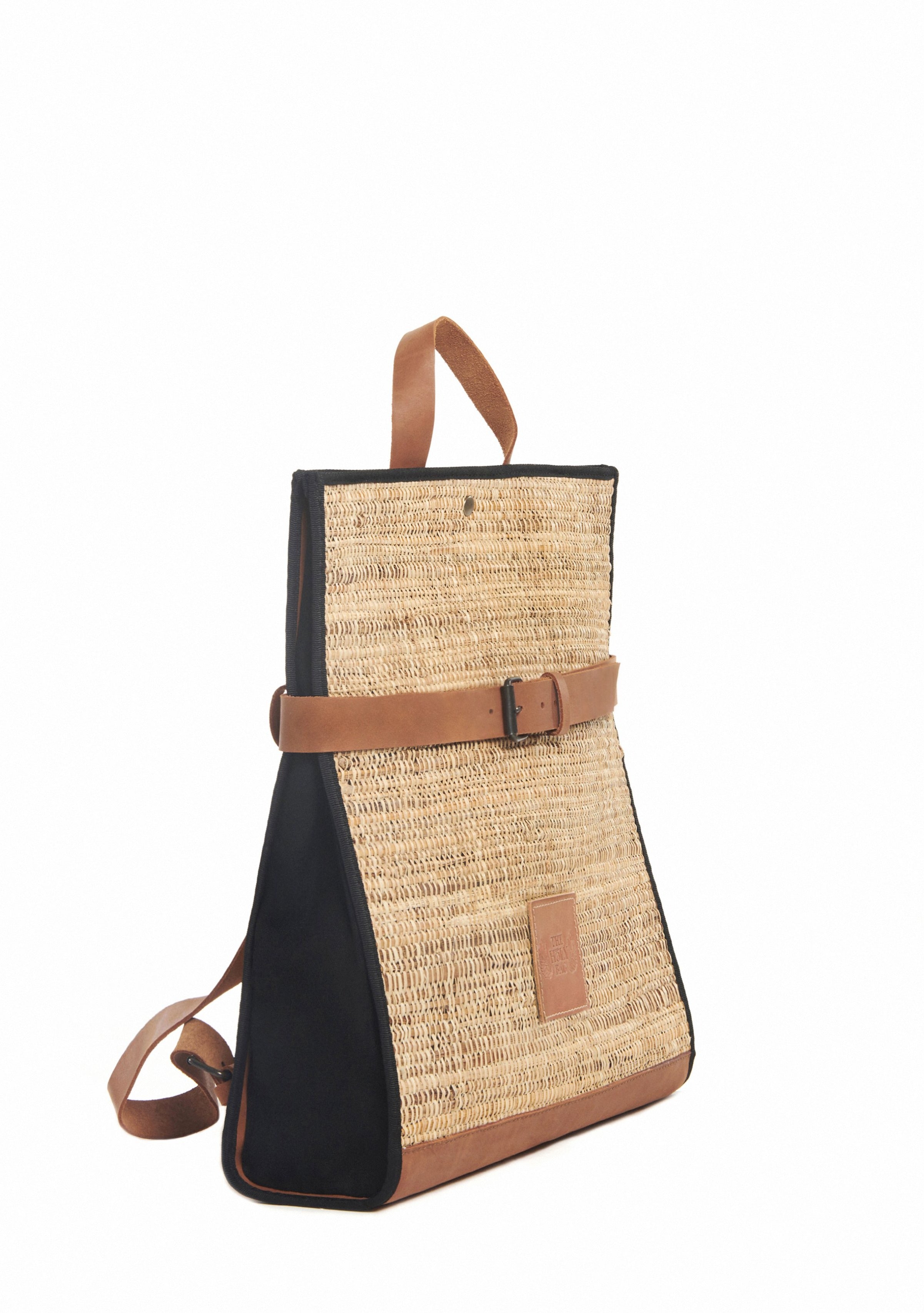 TheHolyBag Unisex σακίδιο πλάτης σε ταμπά δέρμα και ψάθα, με top handle και οριζόντιο λουράκι για εξτρα ασφάλεια. Με λουράκια πλάτης που αυξομειώνονται και πλαινά από κάμποτο.