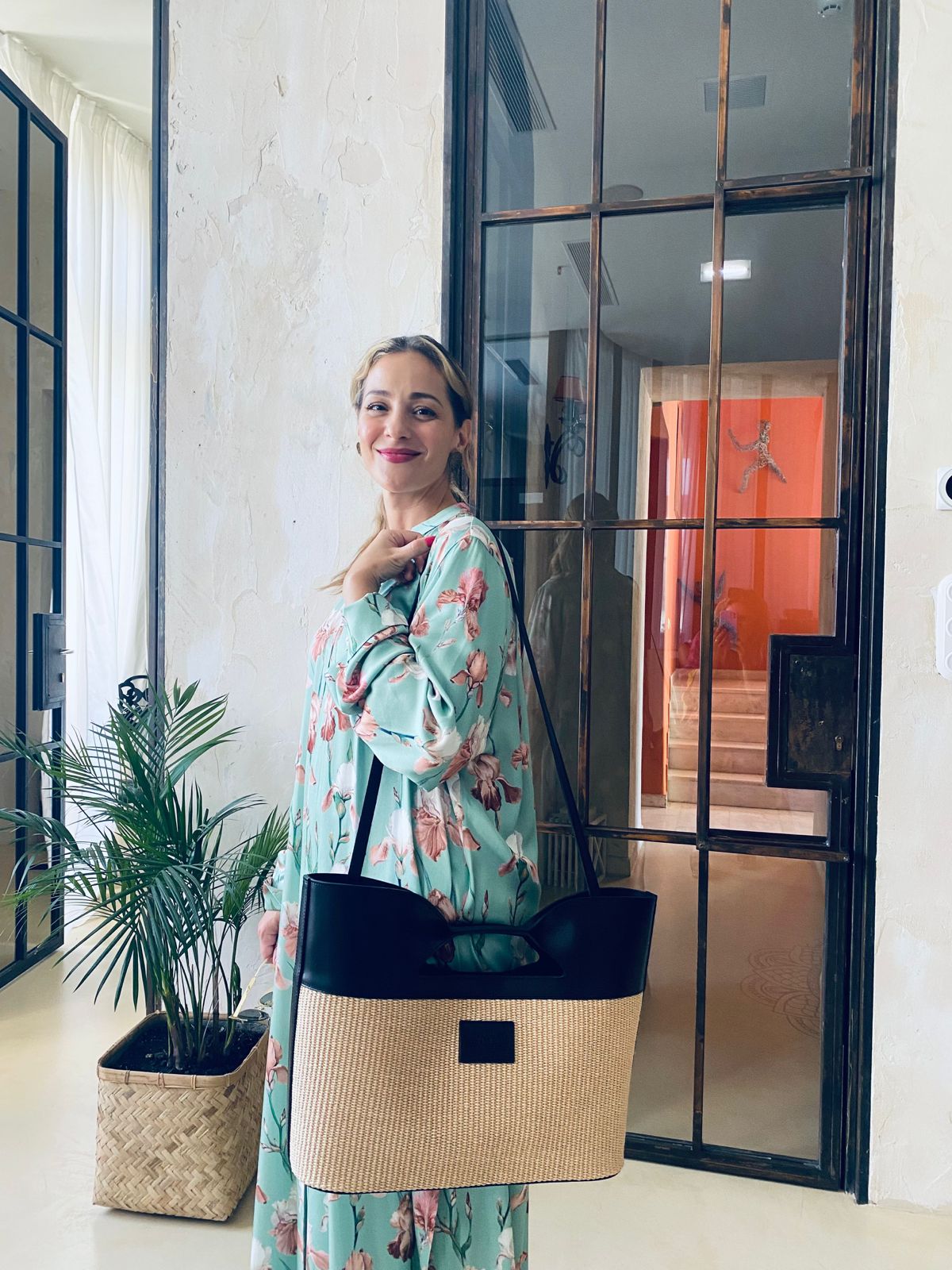 TheHolyBagΓυναικεία τσάντα tote από ψάθα και μαύρο δέρμα με επένδυση από χοιρινο δέρμα, εσωτερικές τσέπες και λουράκι ώμου.
