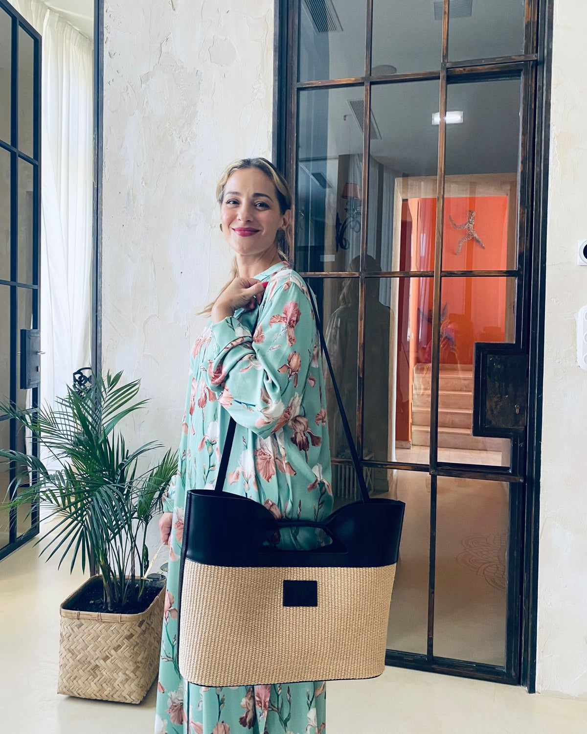 TheHolyBagΓυναικεία τσάντα tote από ψάθα και μαύρο δέρμα με επένδυση από χοιρινο δέρμα, εσωτερικές τσέπες και λουράκι ώμου.