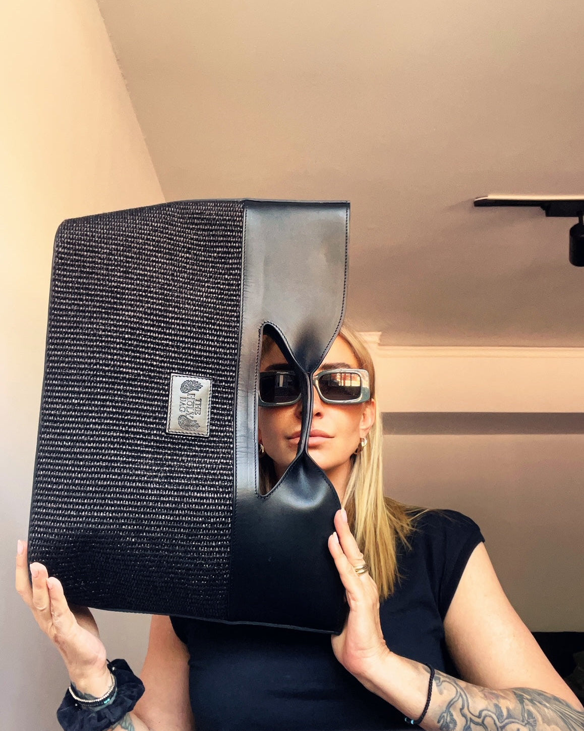 TheHolyBagΓυναικεία τσάντα tote από μαύρη ψάθα και μαύρο δέρμα με επένδυση από χοιρινο δέρμα, εσωτερικές τσέπες και λουράκι ώμου.